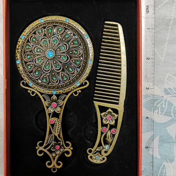 Stunning vintage Mirror and comb set. New - Picture 1 of 4